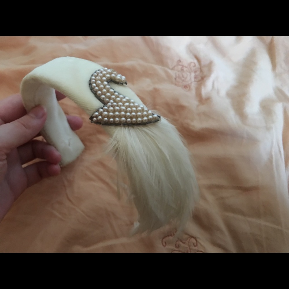 Vintage 🌿 White Pearl Headband with Feathers